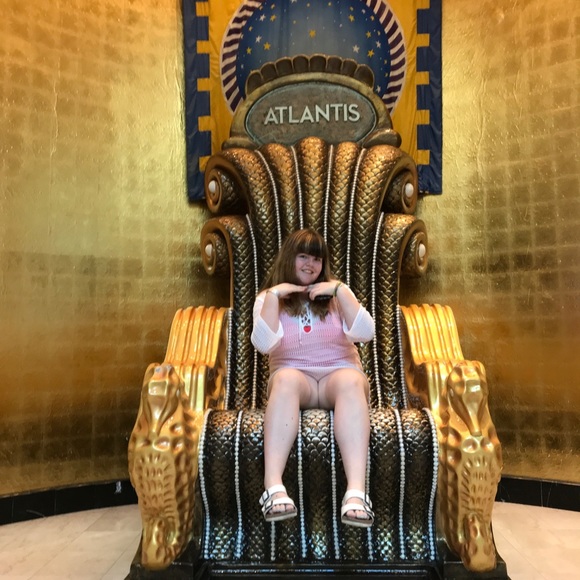 Meet your Posher, Julia - Picture 3 of 4